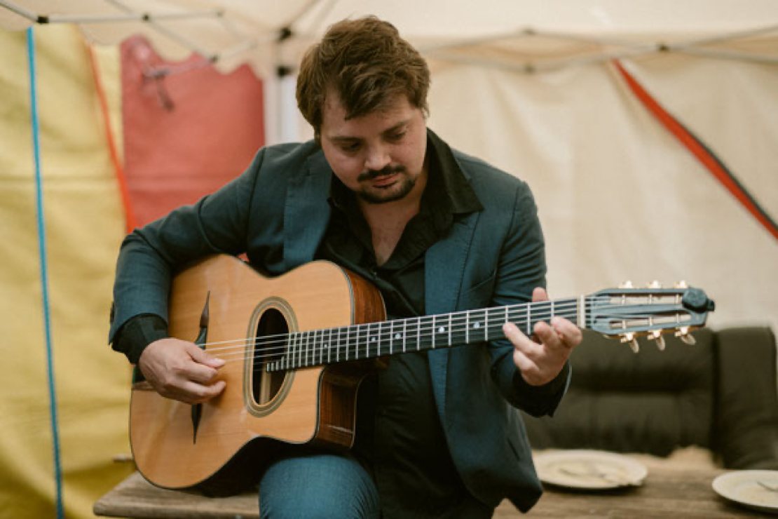 Benjamin Festersen spielt Gitarre